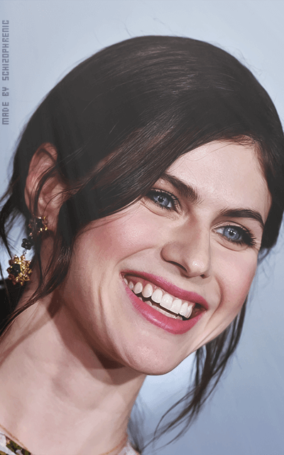 Alexandra Daddario KdpSgAgP_o