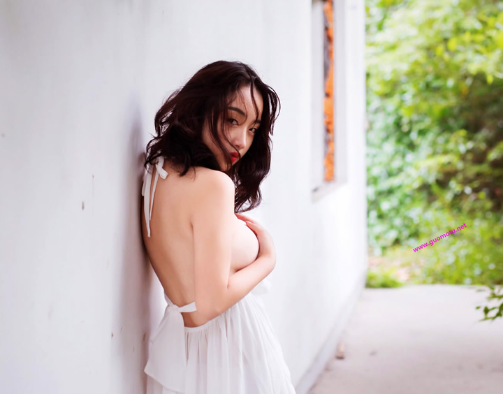 Fresh and refined female model lily exposes beautiful fairy 5
