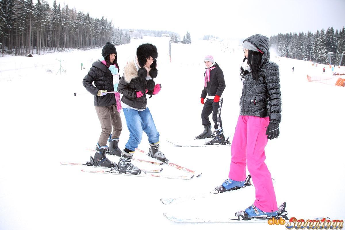 Young snow bunnies have an all girl orgy after a day of hitting the slopes(4)