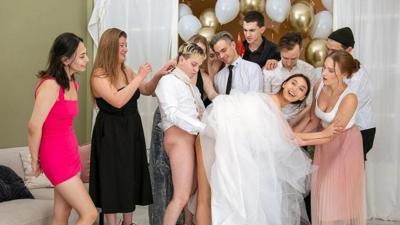 العريس المنحرف يستمتع بنياكة كس عروسته أمام الجيمع