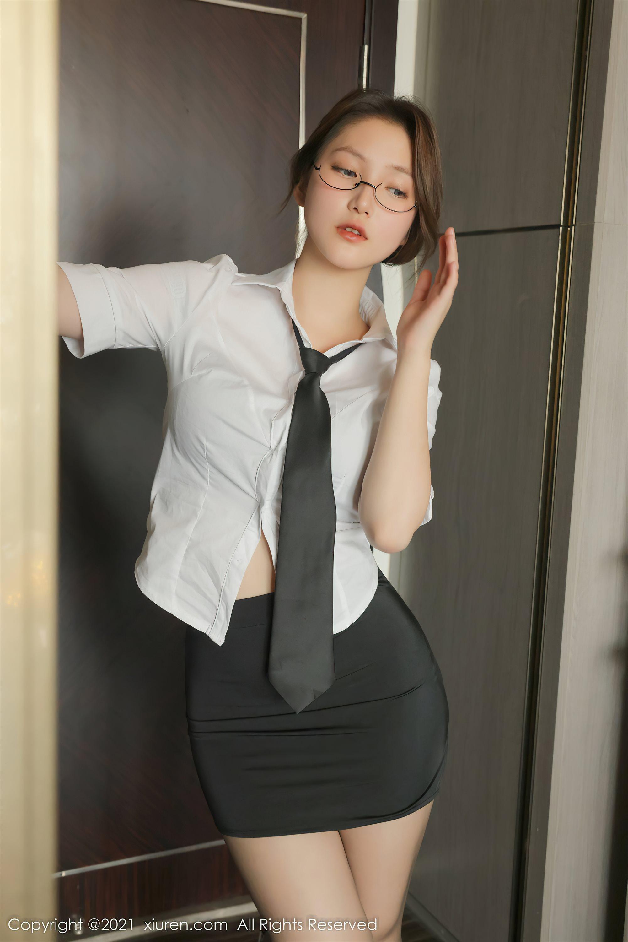 [XIUREN秀人网] 2021.12.08 No.4311 兔妹妹 白T黑色超短裙(5)