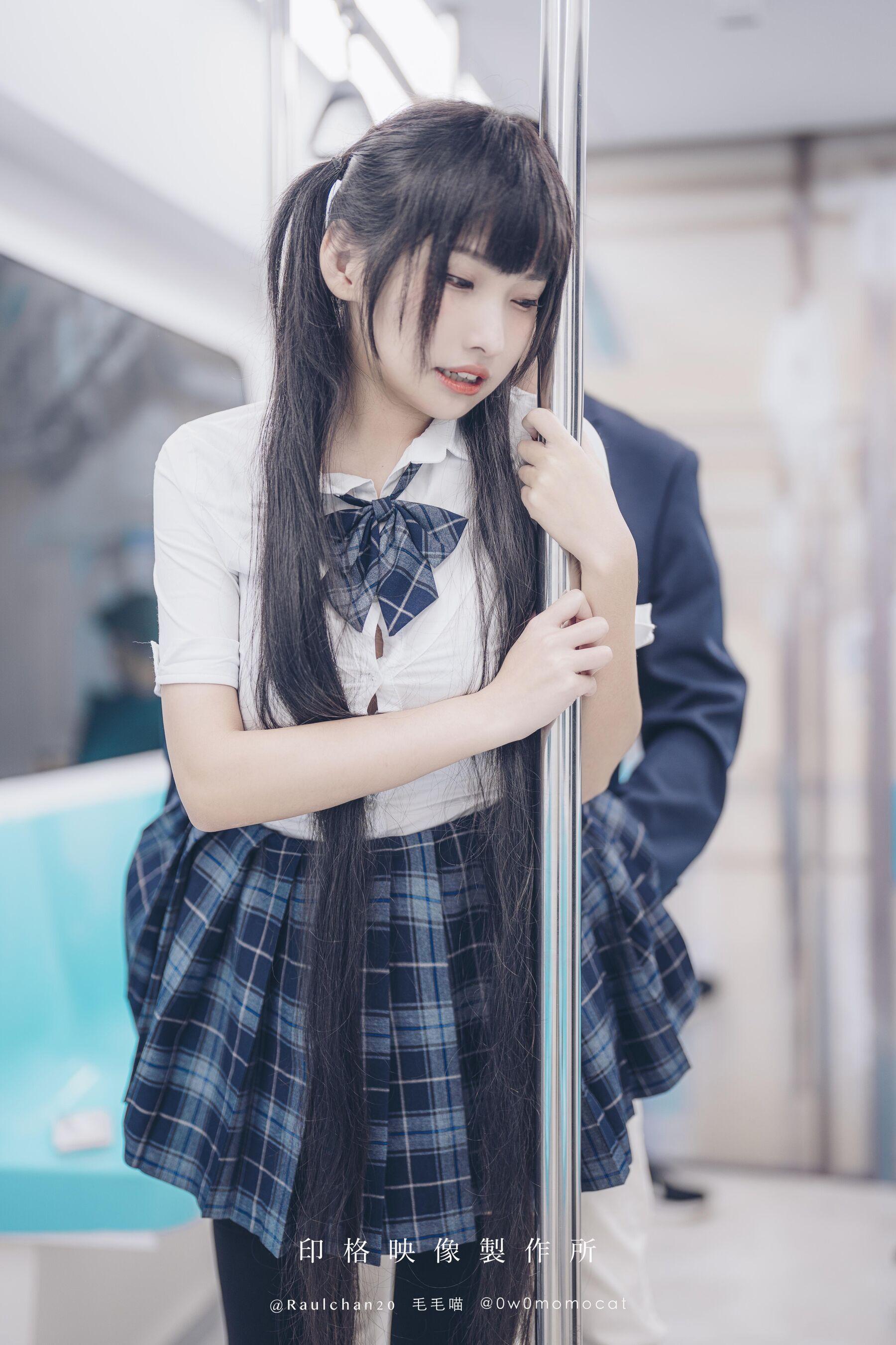 国模套图 慕慕Momo《🚄 电车通学少女 🆘》(15)