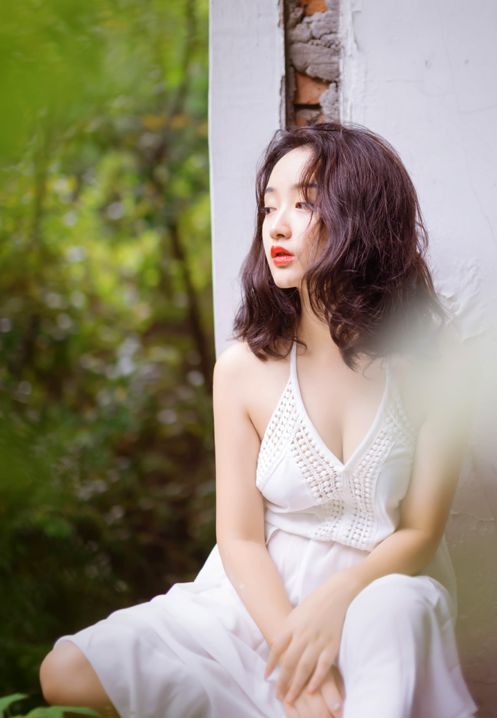 Fresh and refined female model lily exposes beautiful fairy 18
