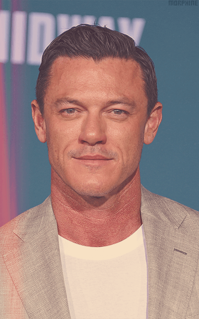 Luke Evans - Page 11 YIAfCHl9_o