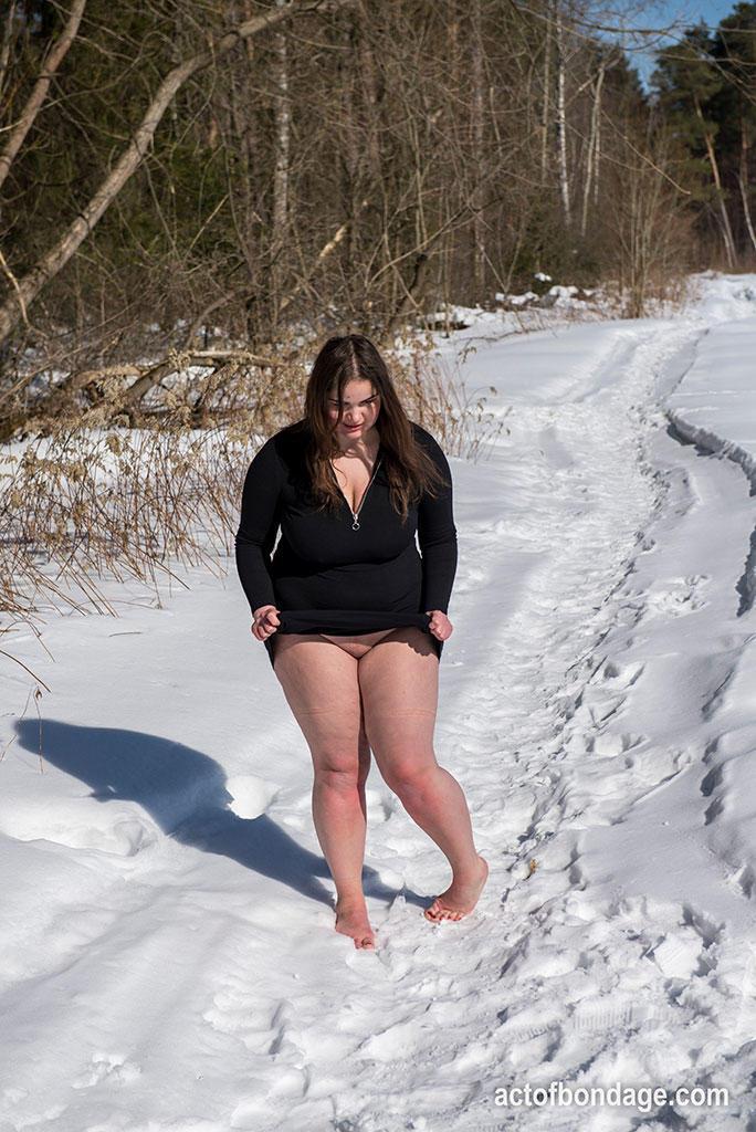 Brunette BBW rids ball gag and ropes while posing nude and barefoot in snow(9)