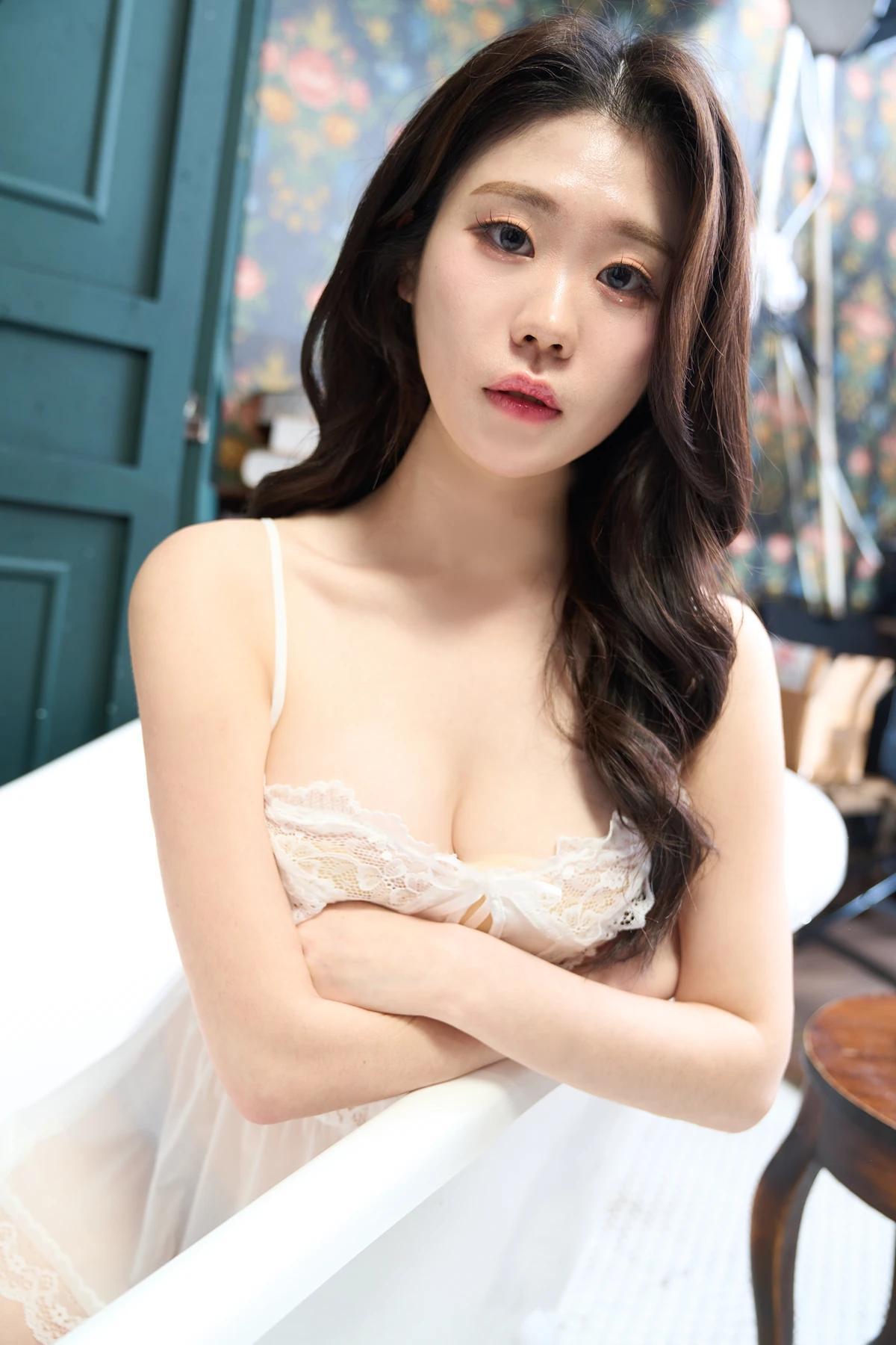 HaEun 하은, Photobook 「Fair Skin」(27)