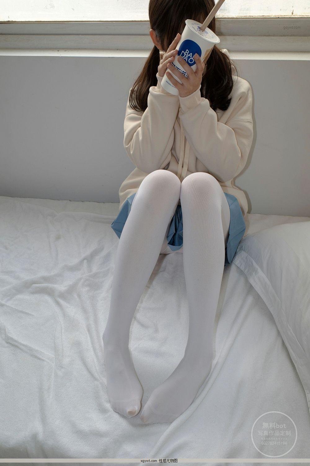 [森萝财团]有料NO.024 出镜 萝莉雪糕 米色卫衣与蓝色短裙加浅色美腿丝袜私房高清图(7)