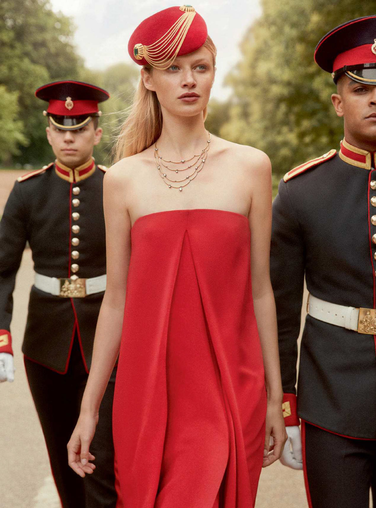 Королевская инспекция караула / For Queen and Country - Anna Lund by Richard Phibbs / Harpers Bazaar UK september 2018 Королевская инспекция караула / For Queen and Country - Anna Lund by Richard Phibbs / Harpers Bazaar UK september 2018