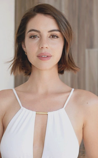 Adelaide Kane Vf0OITqd_o