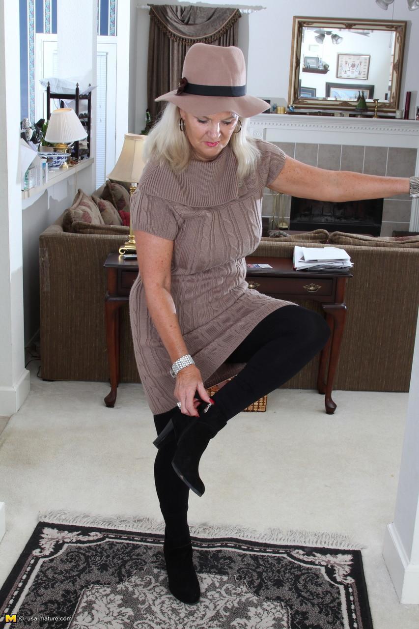 Clothed American granny peels off her tights and cast them aside(10)