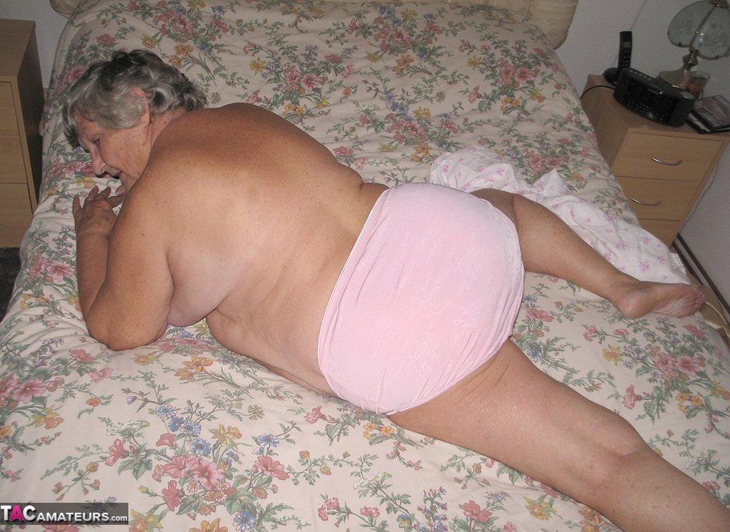 Old woman Grandma Libby grabs her fat roll after getting naked on a bed(11)