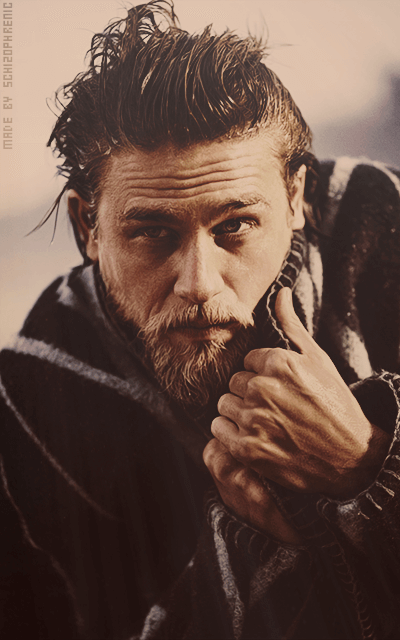 Charlie Hunnam EQYijuL3_o