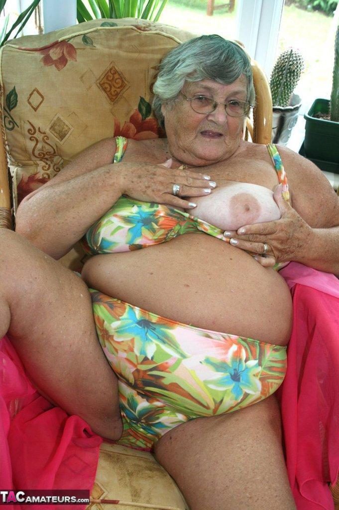 Horny old granny in glasses disrobes to reveal huge saggy tits & big BBW ass(4)