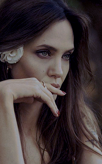 Angelina Jolie Aufhn3An_o