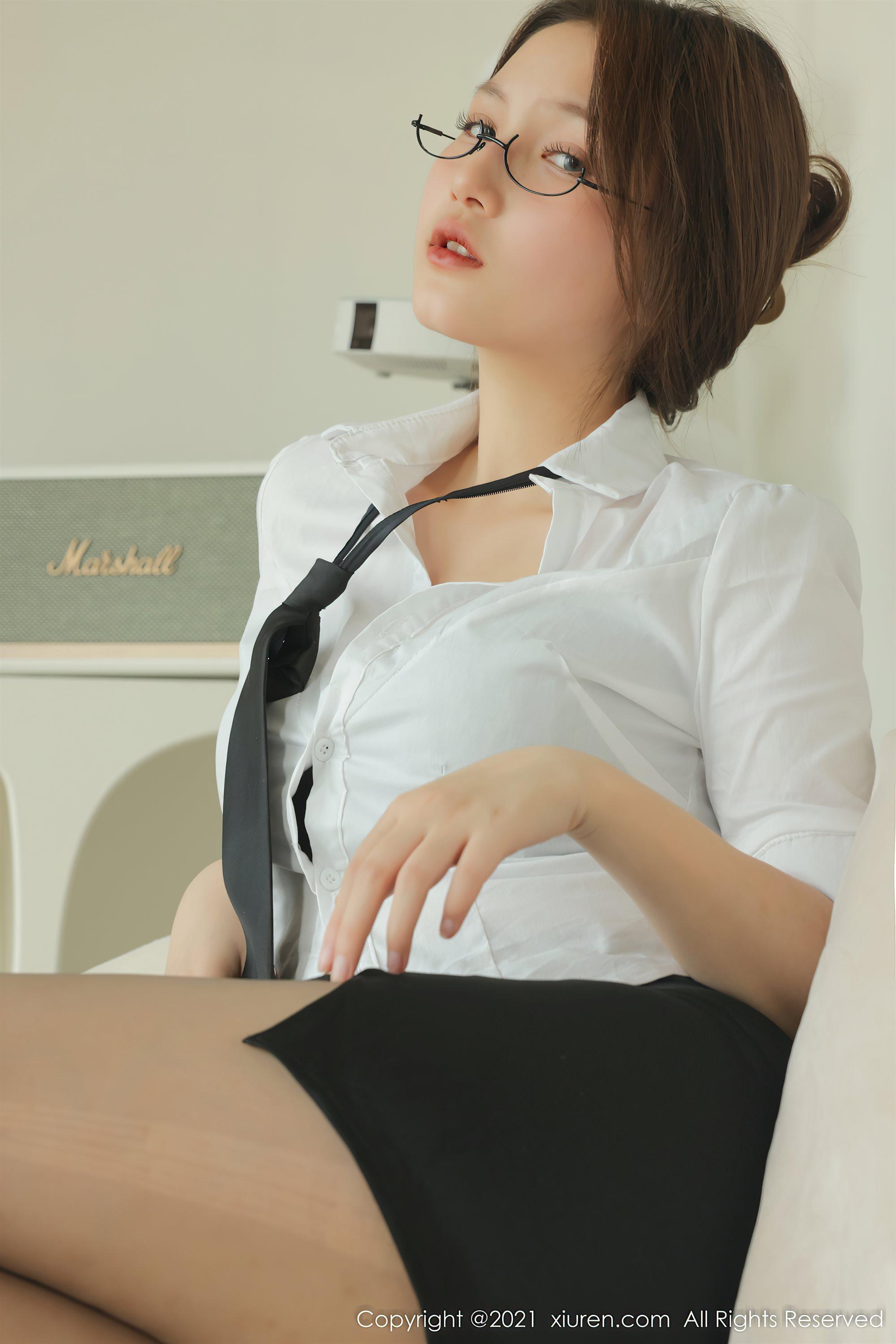 [XIUREN秀人网] 2021.12.08 No.4311 兔妹妹 白T黑色超短裙(23)