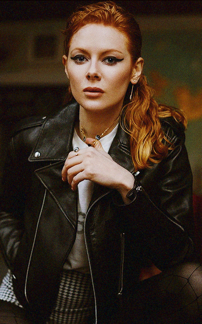 Emily Beecham KezHPINI_o