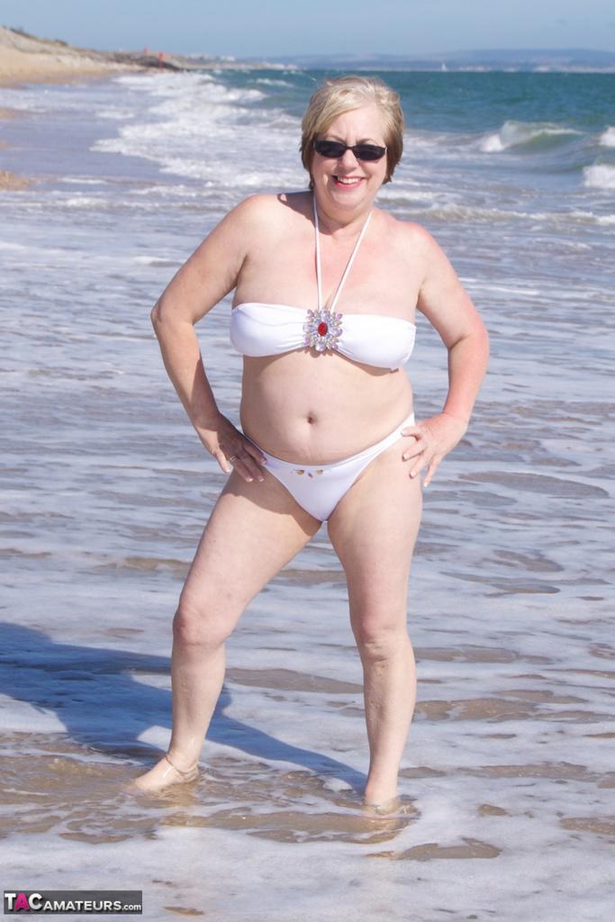 Mature amateur Speedy Bee gets naked in shades on a British beach(6)