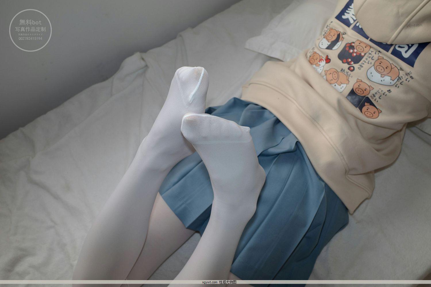 [森萝财团]有料NO.024 出镜 萝莉雪糕 米色卫衣与蓝色短裙加浅色美腿丝袜私房高清图(14)