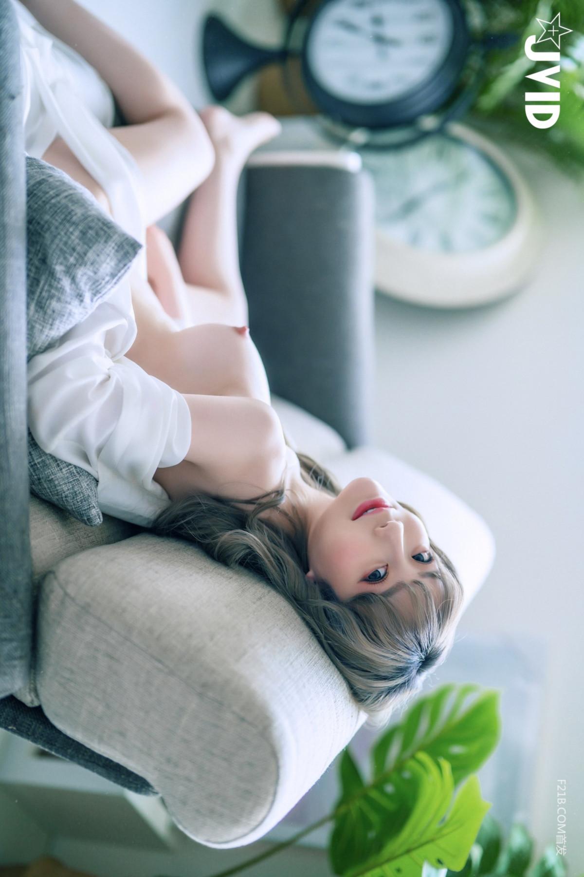 JVID 璃奈醬 – 兄弟一起把玩超美極品充氣娃娃，誤觸開關，一秒變真人 掰超開特寫／粉嫩鮑 Set.02(9)