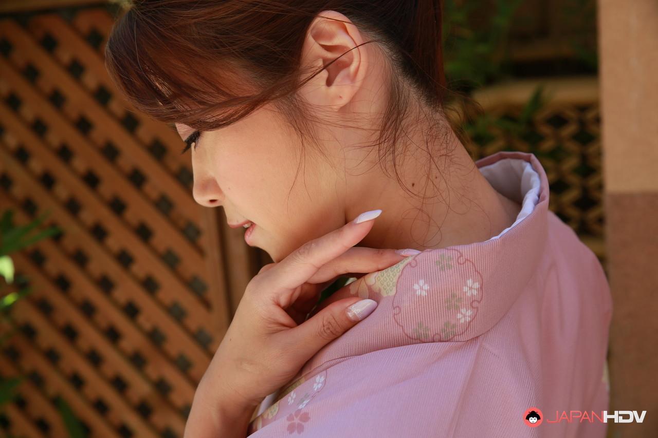 Japanese beauty Maki Hojo shows her bush while outdoors in the garden(13)