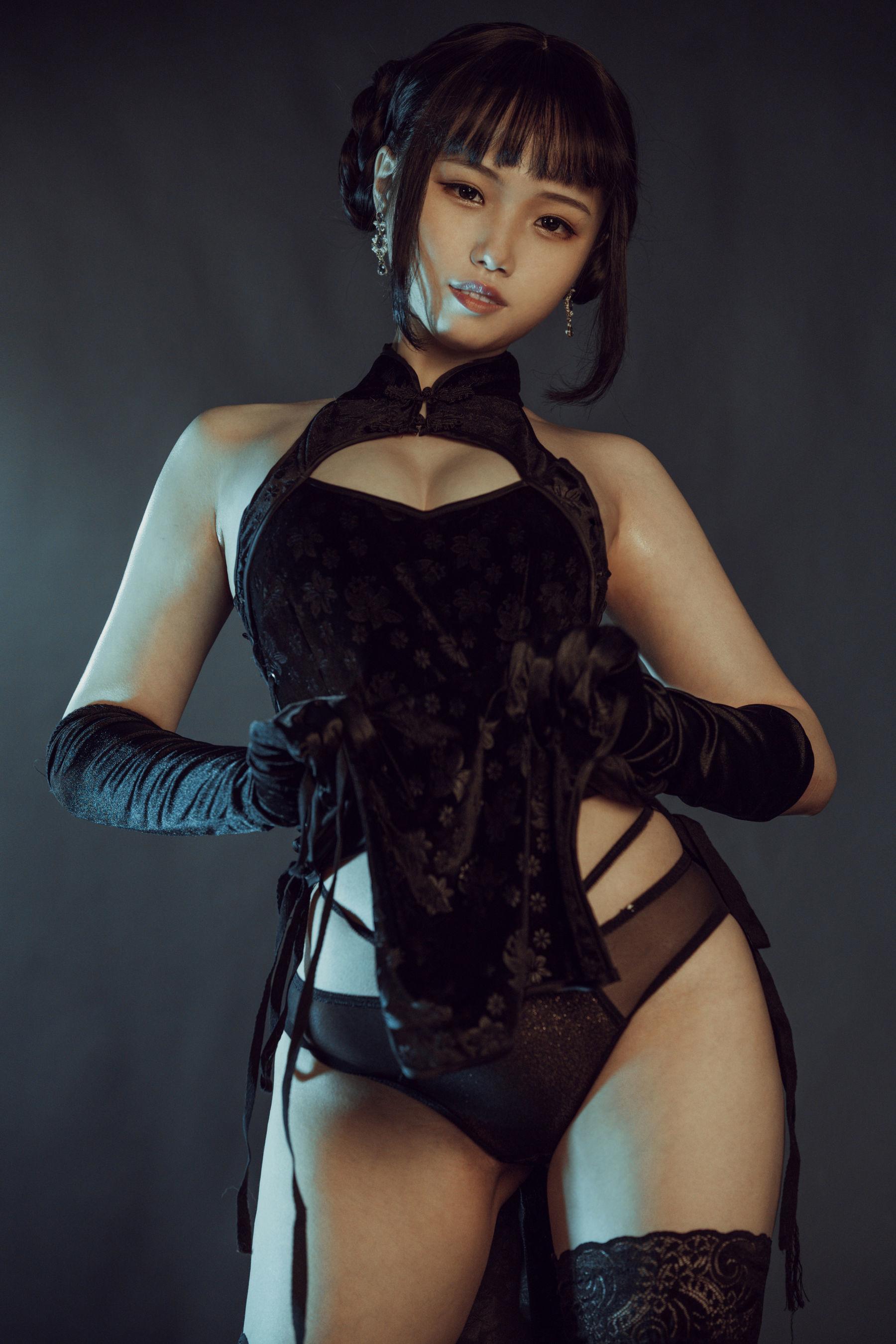 [网红COSER] 七月喵子 – 黑旗袍 写真集(24)