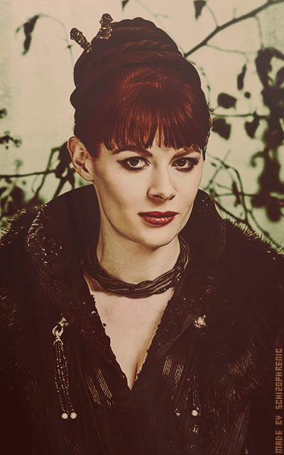 Emily Beecham DiMntOnM_o