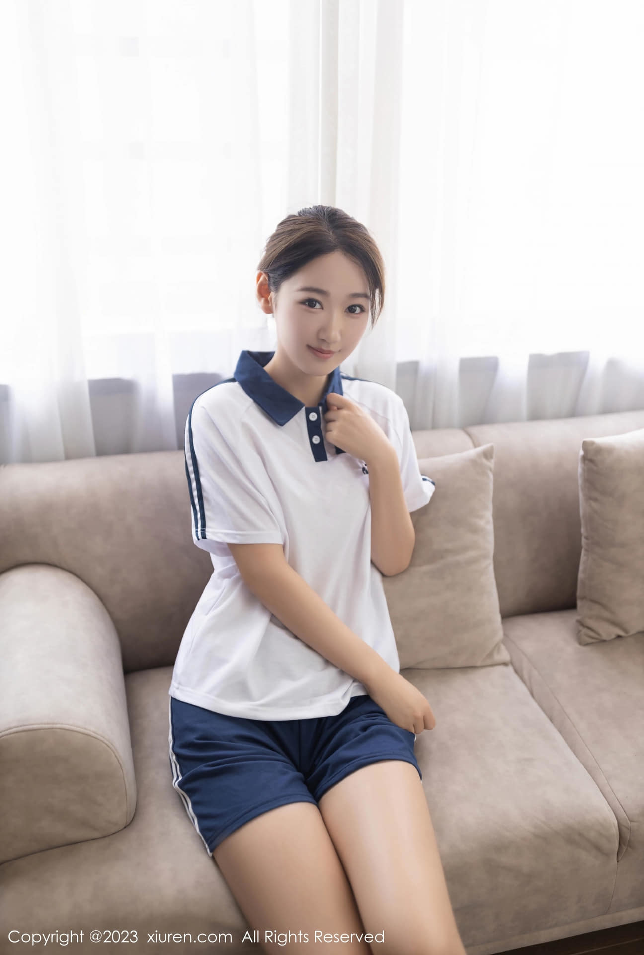 Showman "Tang Anqi"'s latest private shoot in August. Pure student outfit, rubbing breasts, vibrator to make water come out. Adult gift climax version