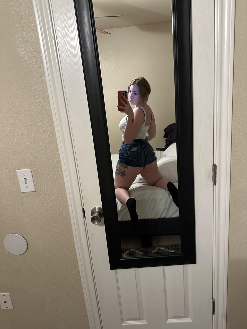 Chubby OnlyFans cam babe Kayla Bumsy flaunts her big ass wearing booty shorts(18)