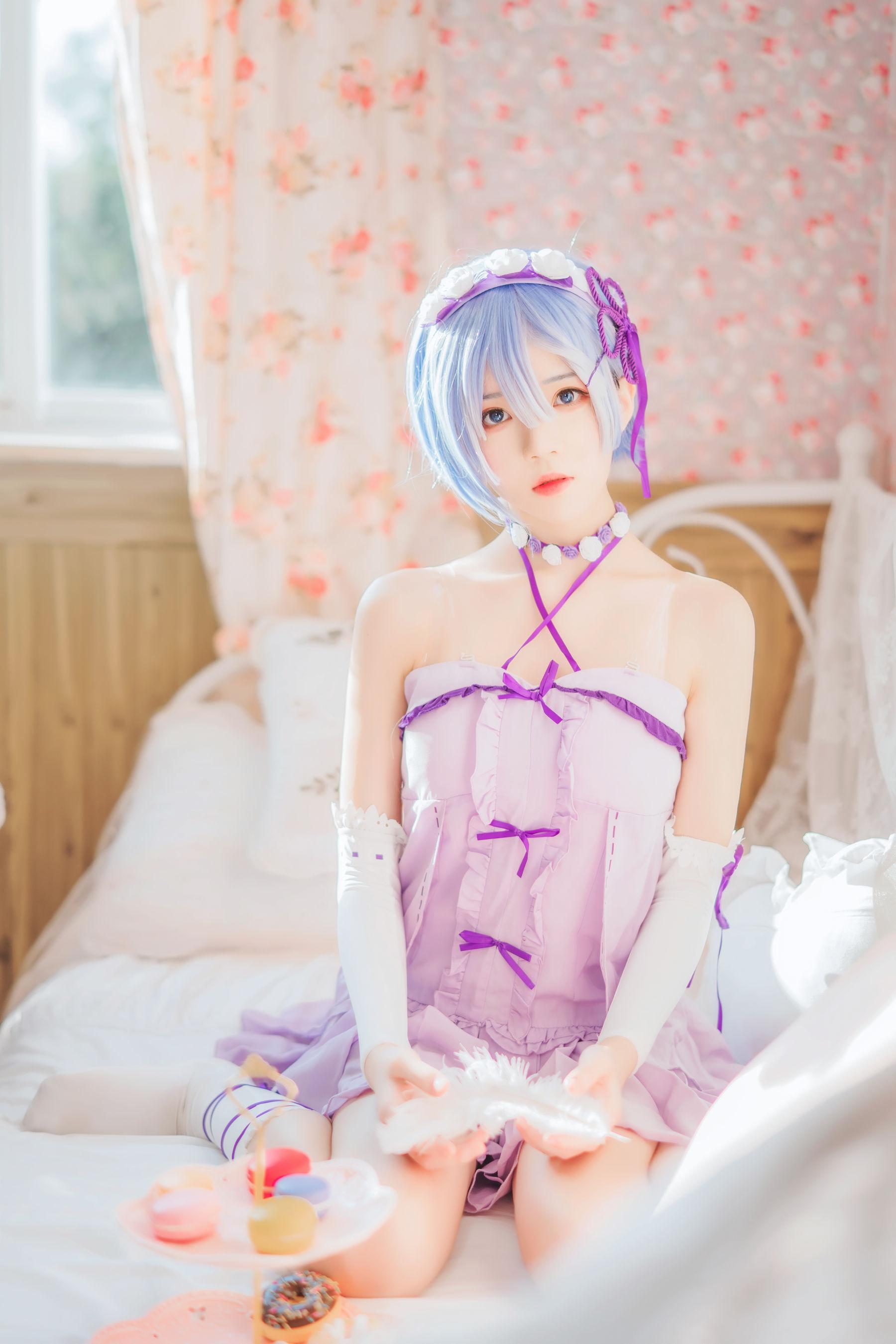 [Cosplay写真] 桜桃喵 – 蕾姆小睡裙(2)