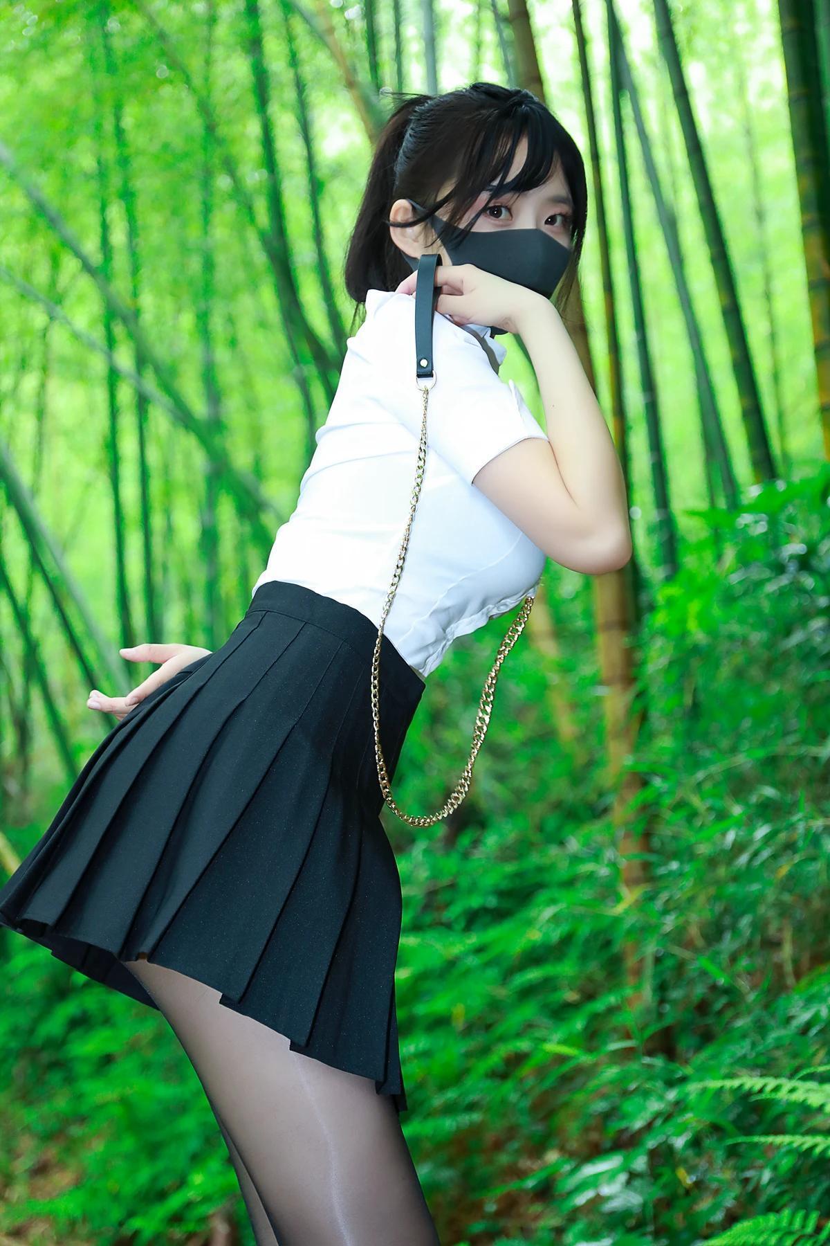 李佳LiJia – 黑百褶裙森林(3)