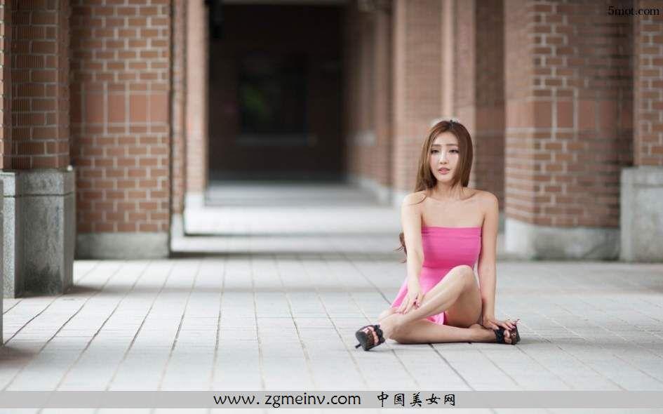 丰满嫩模美女高清桌面美女图片(2)