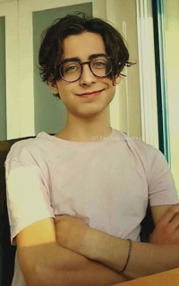 Aidan Gallagher R18kWfAp_o