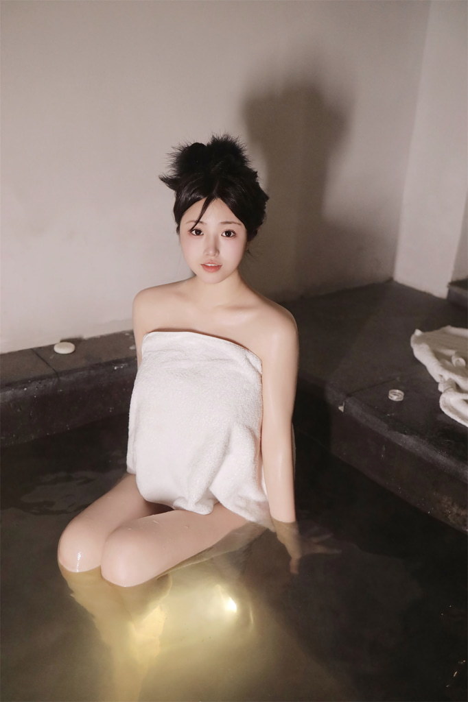 Chen Xiaohua - Taking a bath