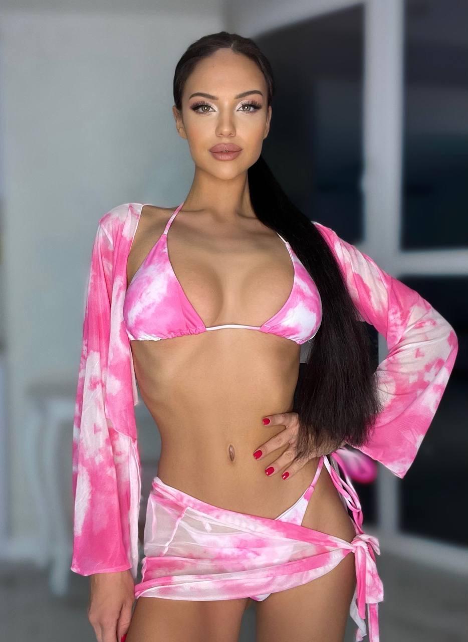 Stunning OnlyFans model Anastasia Vi shows off her hot body in sexy outfits(9)