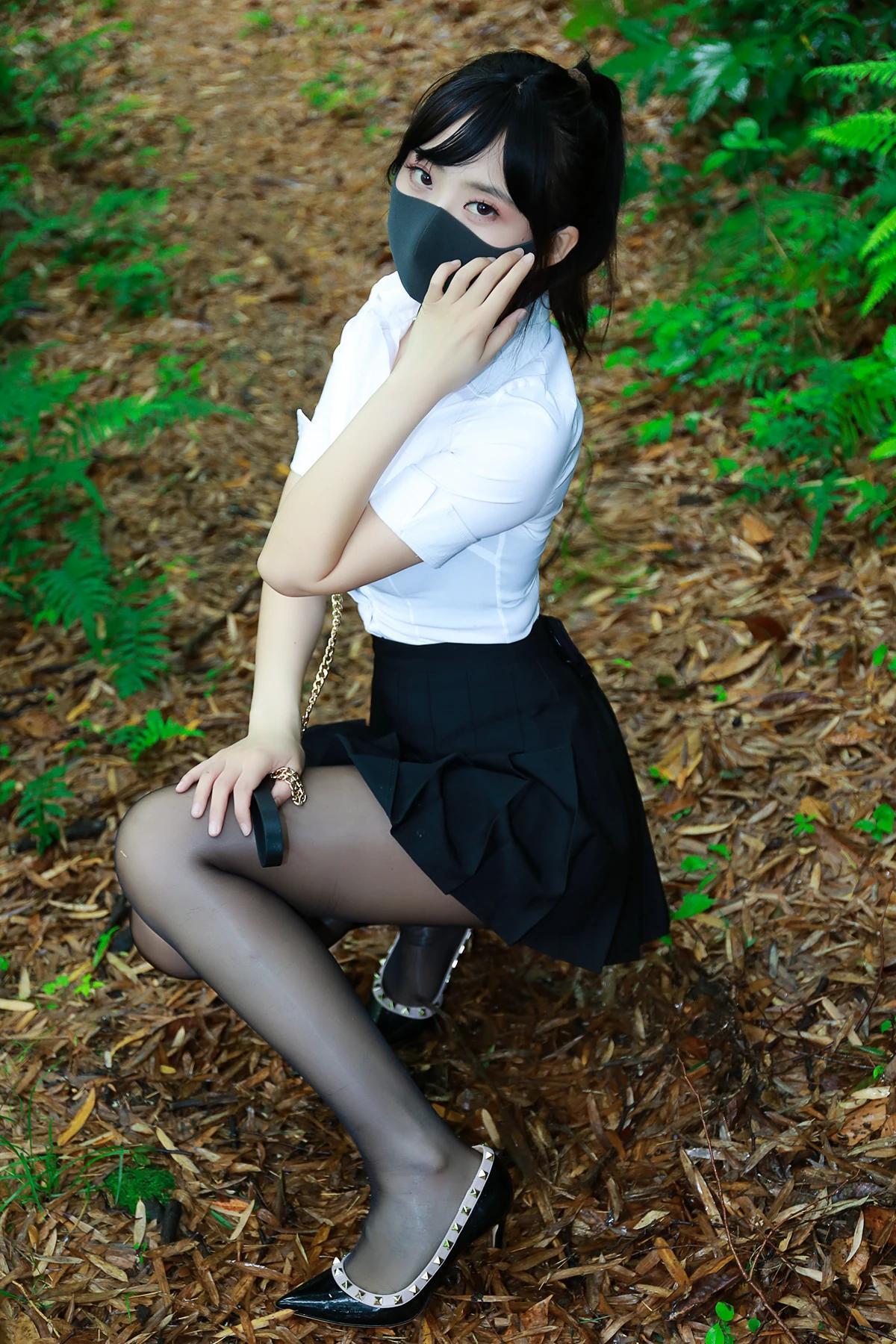 李佳LiJia – 黑百褶裙森林(11)