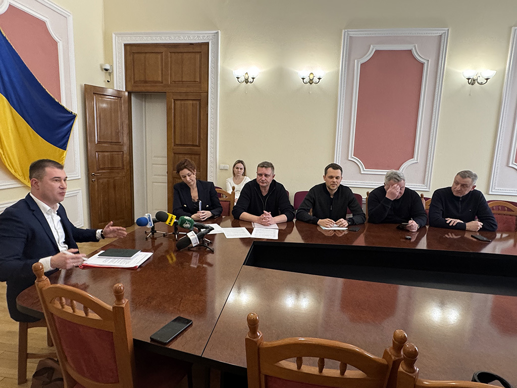«Встали та йдіть працювати», — Ломако вичитав депутатів, які місяцями не ходять на засідання Чернігівради «Встали та йдіть працювати», — Ломако вичитав депутатів, які місяцями не ходять на засідання Чернігівради