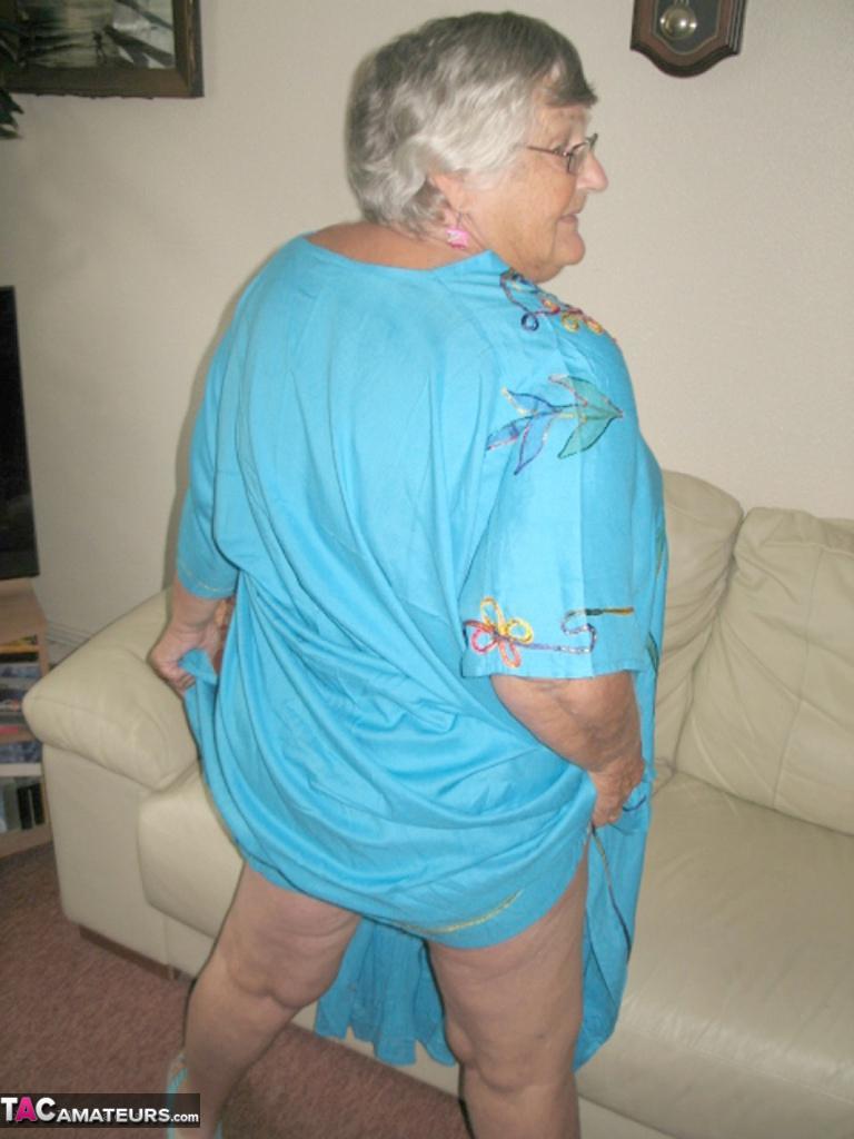 Obese nan Grandma Libby licks a nipples after taking off her pink panties(4)