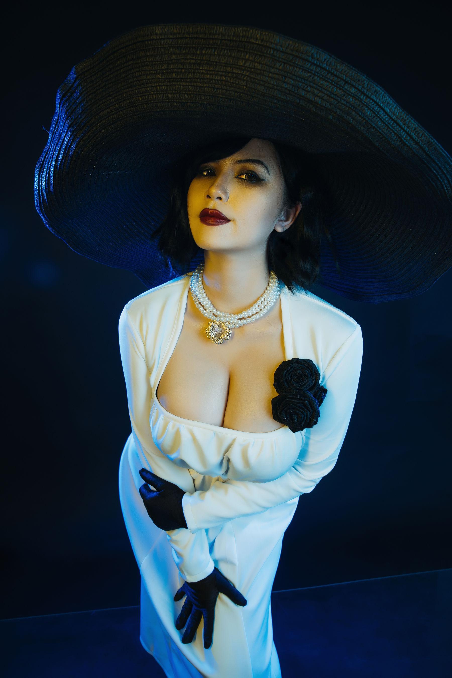 [网红COSER写真] Uy Uy – Lady Dimitrescu(2)