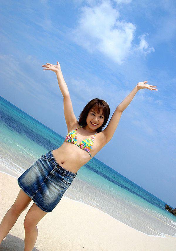 Japanese teen Chikaho Ito models non nude at the beach in a bikini(1)