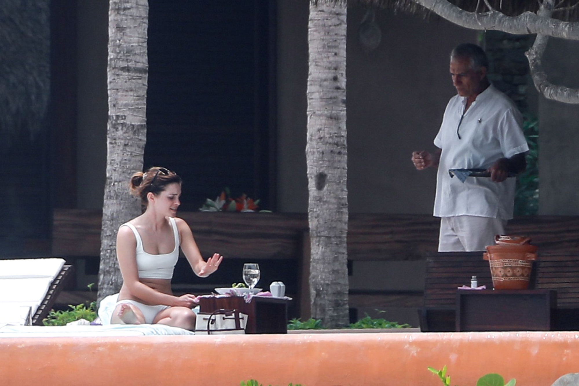 Emma for lunch. Эмма Уотсон горячие 2019. Эмма Уотсон бикини 2019. Emma Watson Bikini.