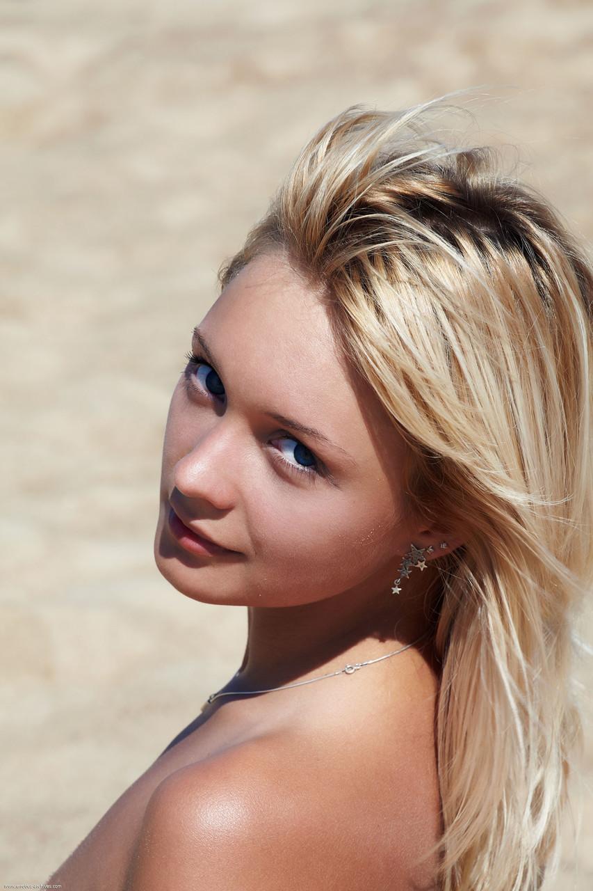 Adorable blonde Lada displays her beautiful shaved pussy on a sandy beach(16)