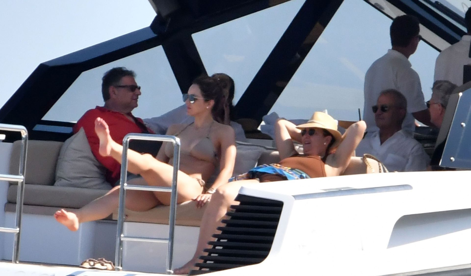 Кэтрин Макфи (Katharine McPhee) отдыхает на яхте у берегов острова Капри (0...