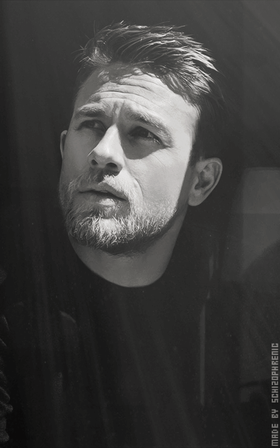 Charlie Hunnam JcjaYU9A_o