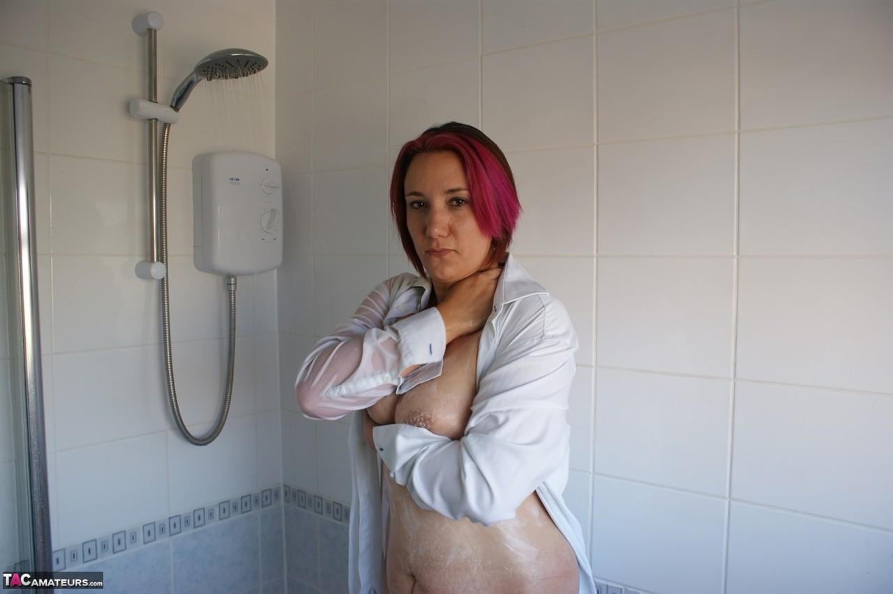 Older tattooed redhead Sara Banks gets totally naked while taking a shower(6)