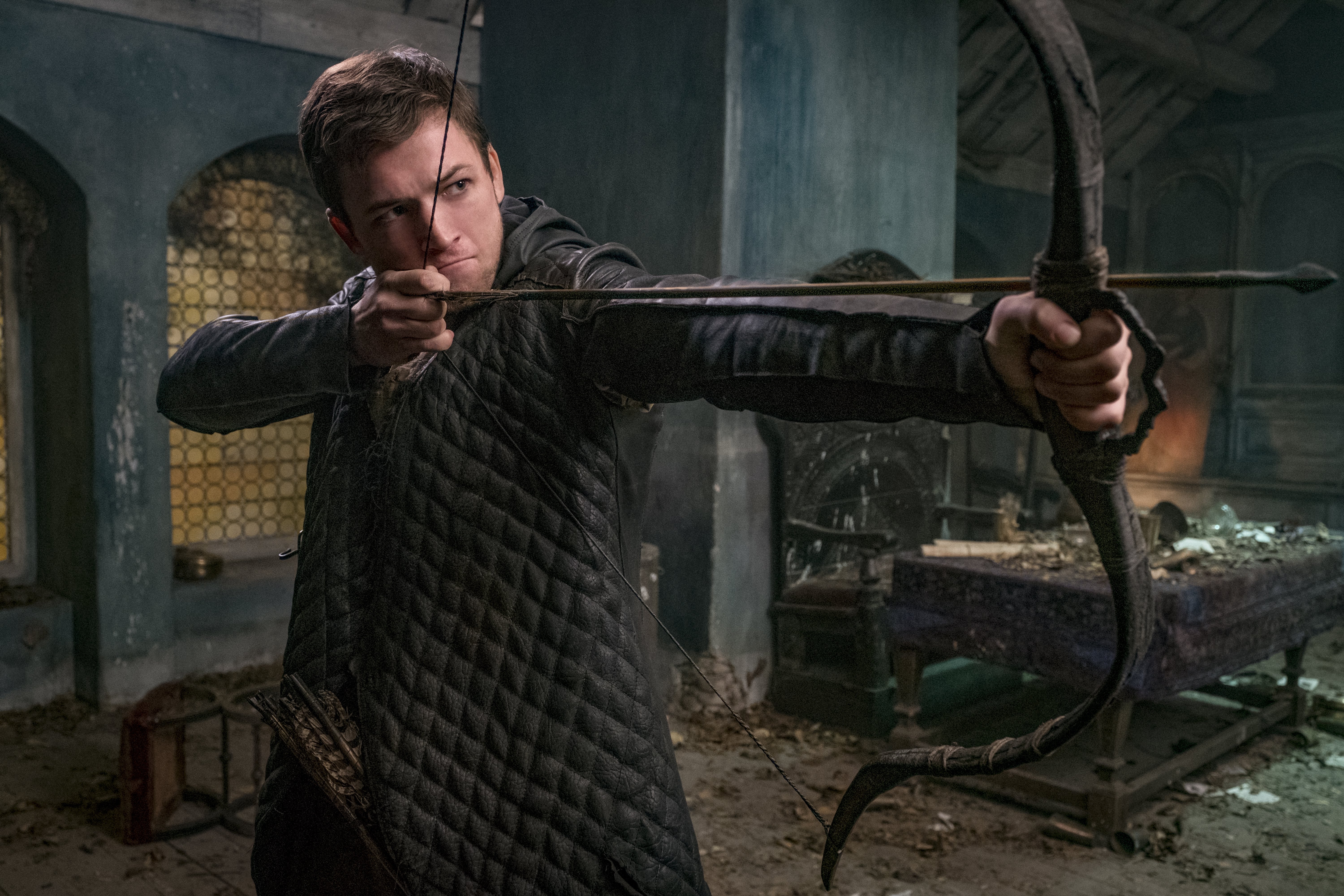 Robin Hood Taron Egerton And Jamie Foxx Band Together In New Clips Hi Res Stills And International 1140