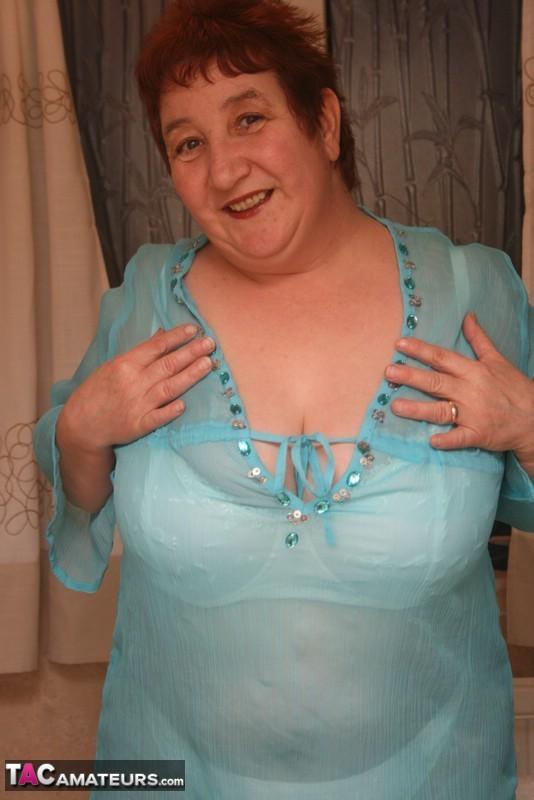 Redhead nan Kinky Carol parks her fat figure in a tub while fully clothed(6)