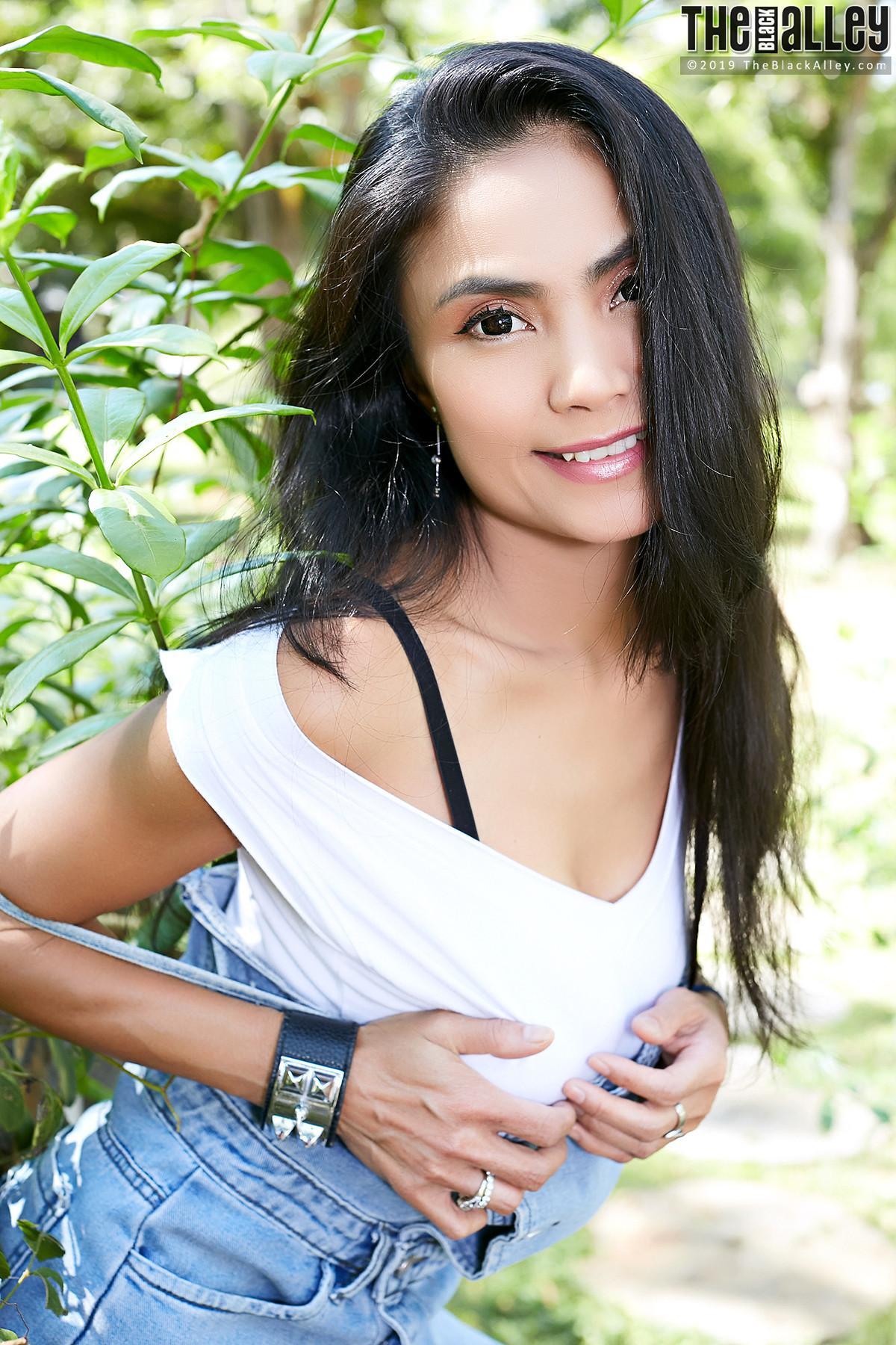 Leah The Black Alley Photobook Set.01(14)