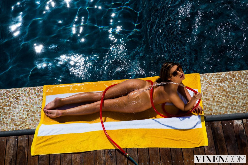 August Ames se moja en un dia muy caluroso