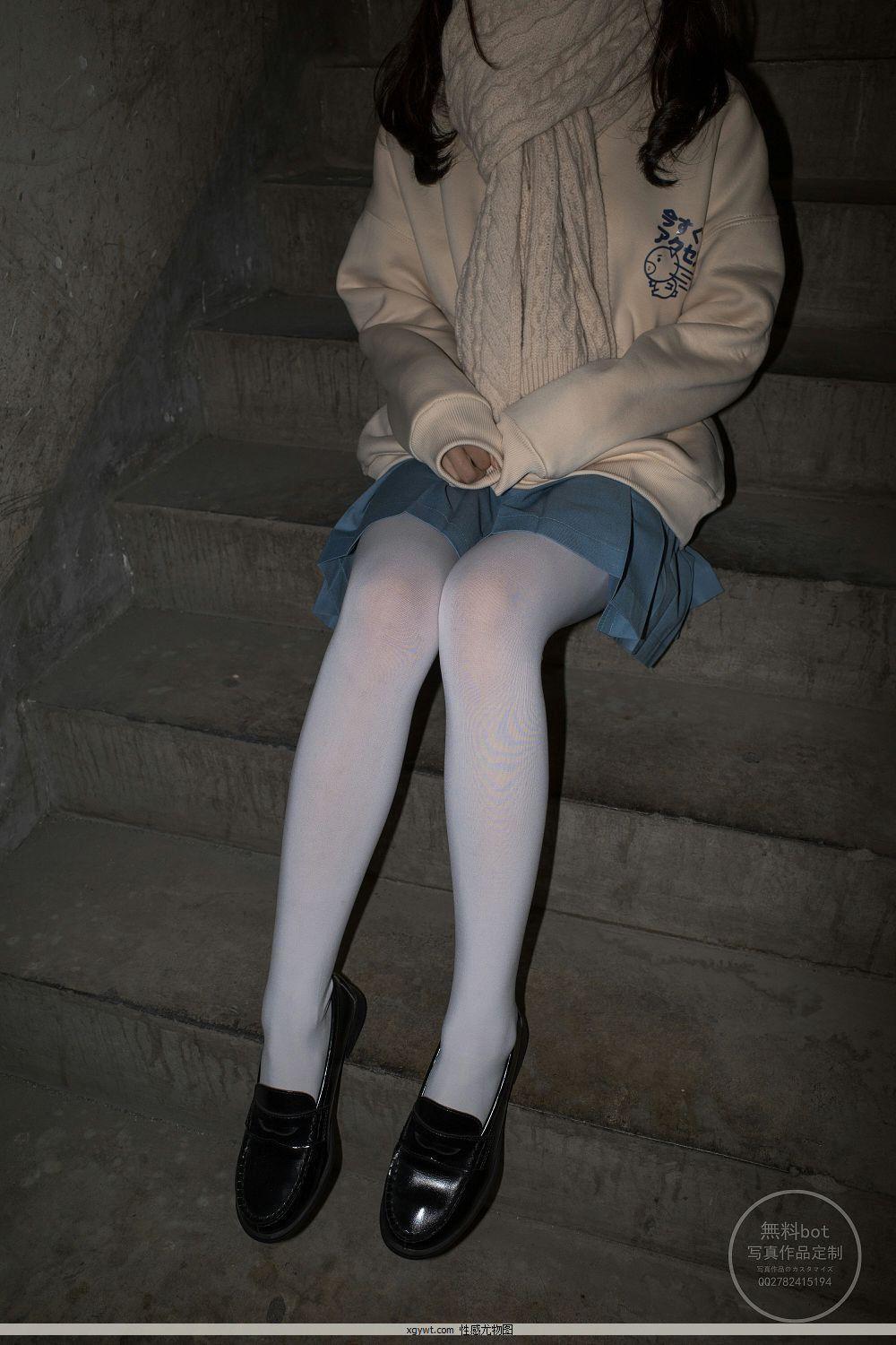 [森萝财团]有料NO.024 出镜 萝莉雪糕 米色卫衣与蓝色短裙加浅色美腿丝袜私房高清图(29)