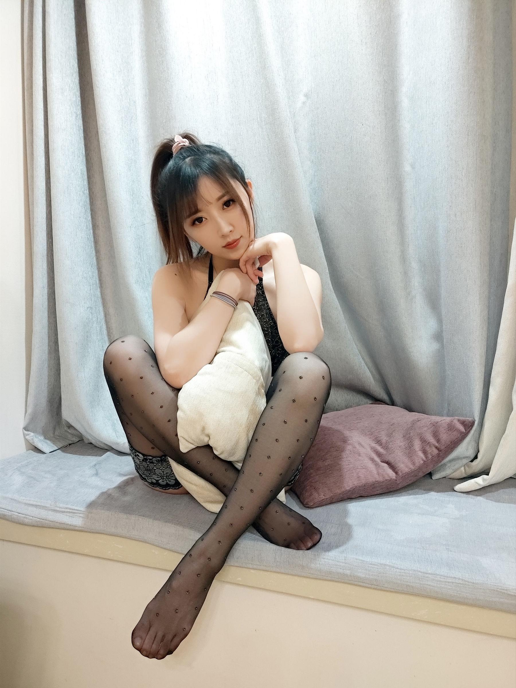 斗鱼主播小女巫露娜 – 蕾丝亮钻黑色长筒(29)